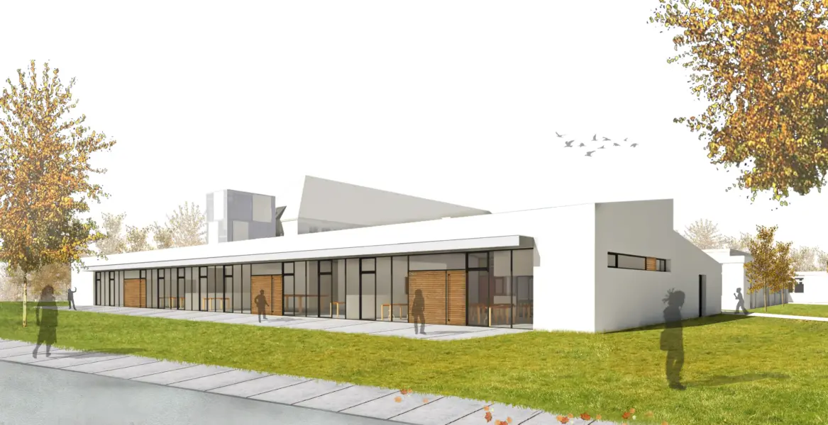 Moderne Architektur der BBS Friesoythe mit Glasfronten und grüner Wiese im Vordergrund