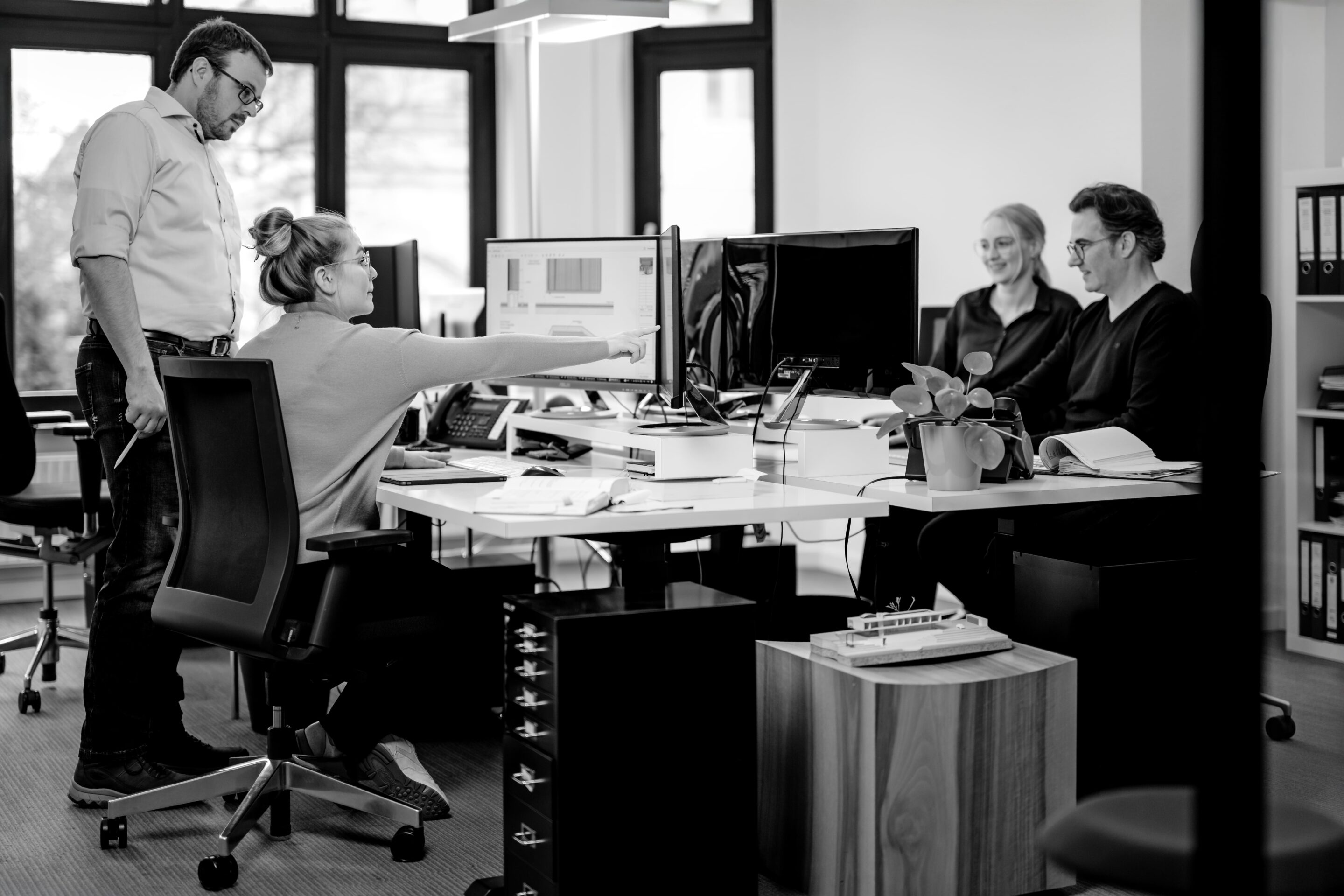 Das Team von otto architektur im Büro bei der Arbeit